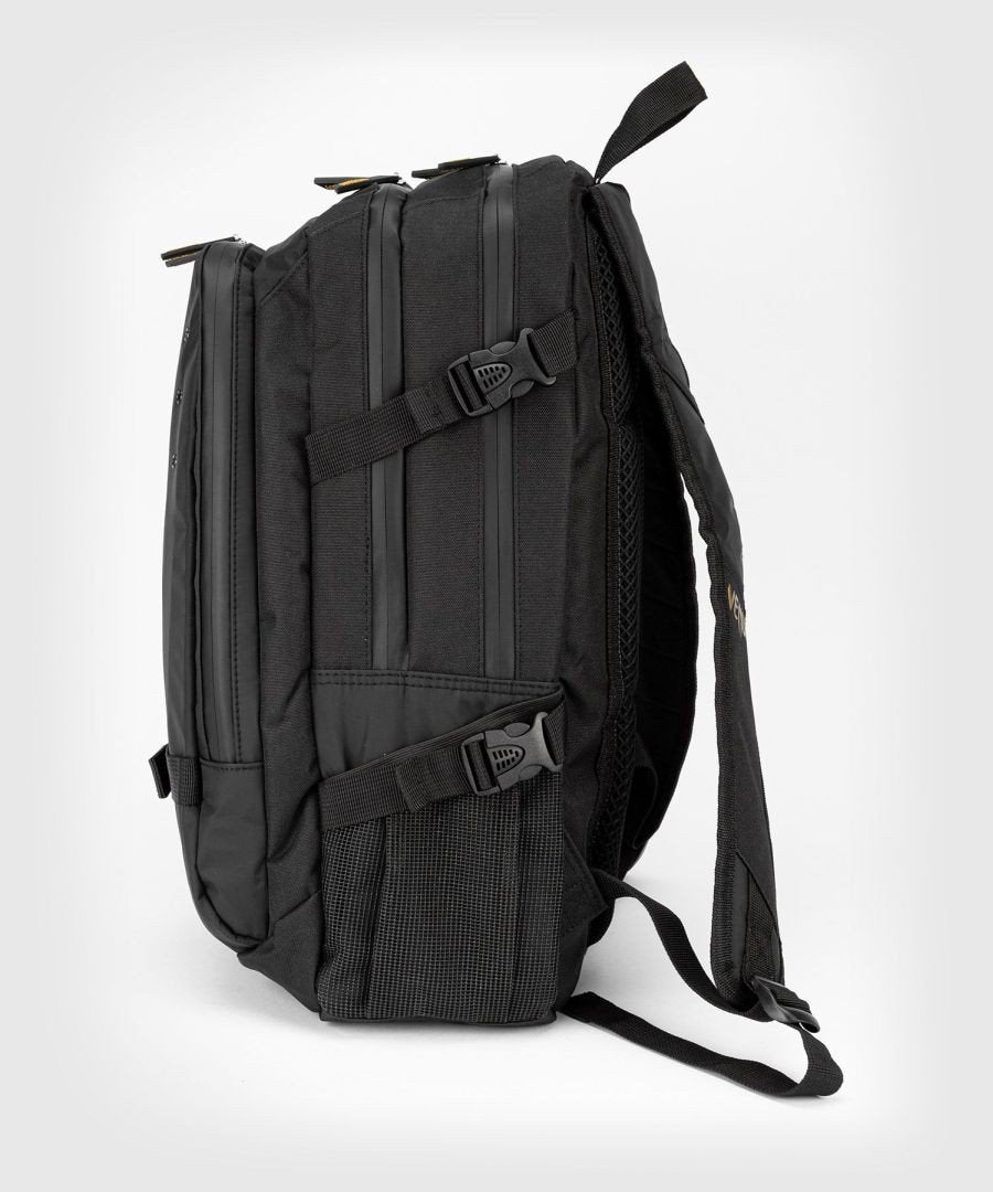 Mochila Venum challenger pro-evo negra oro (2)