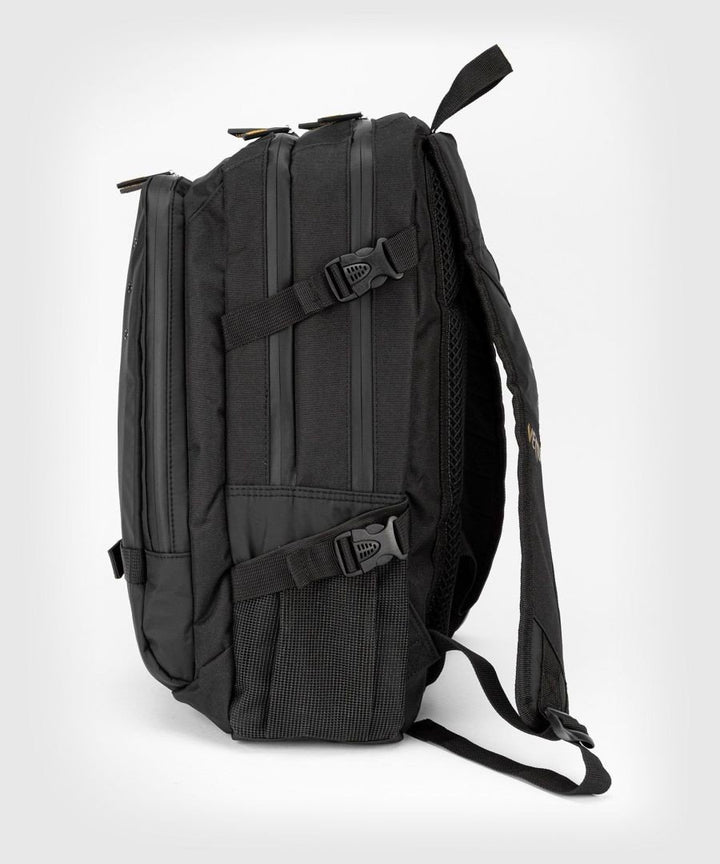 Mochila Venum challenger pro-evo negra oro (2)