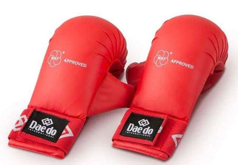 Guantillas karate Daedo WKF rojas con pulgar