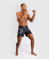 UFC fusion Venum authentic fight shorts negro blanco