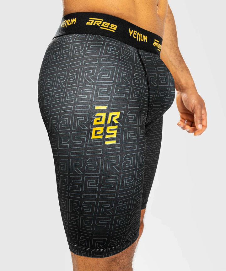 Venum ares 2.0 pantalones cortos de compresión negro oro 1