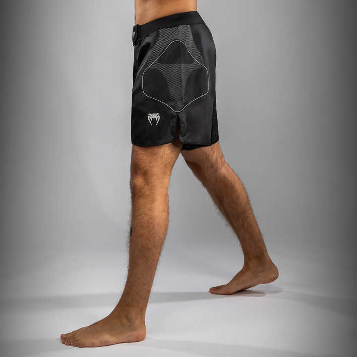 Venum nexus pantalones cortos de lucha negro plata 1
