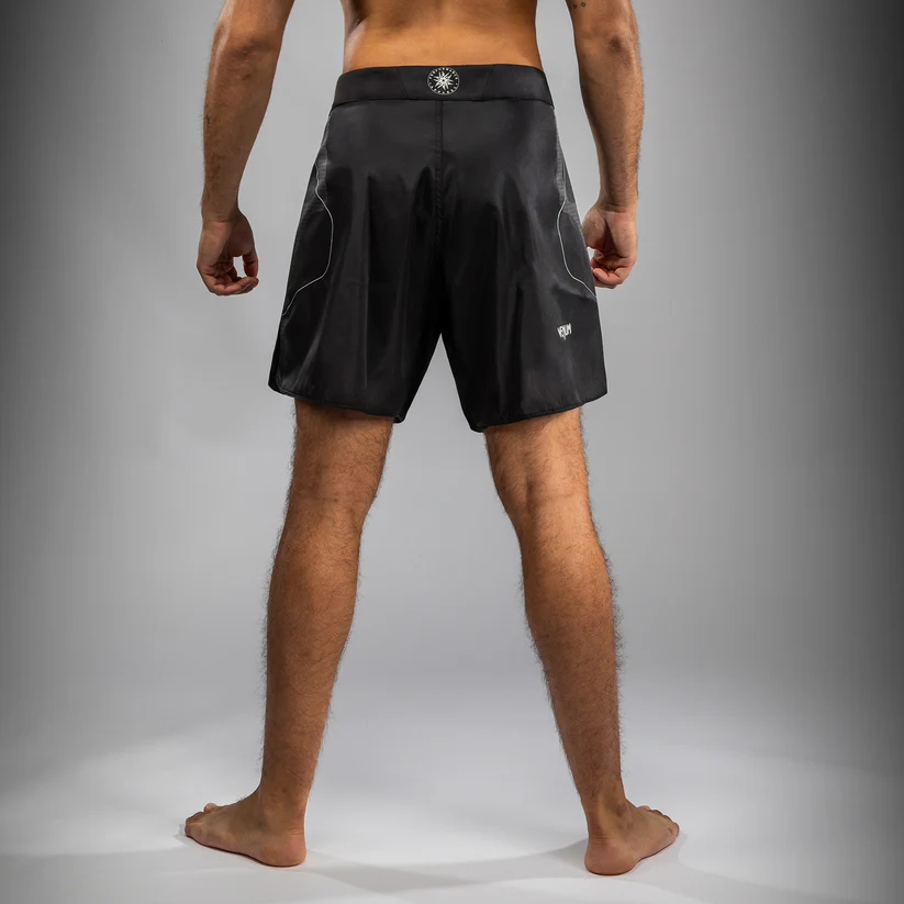 Venum nexus pantalones cortos de lucha negro plata 2
